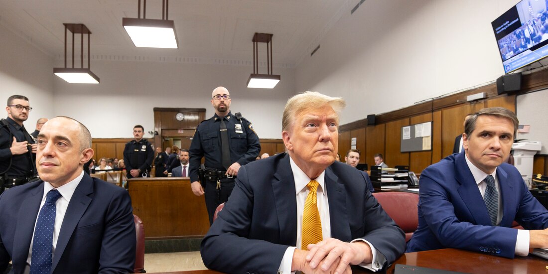 Donald Trump, junto a su abogado, escucha el cierre de testimonios, ayer.