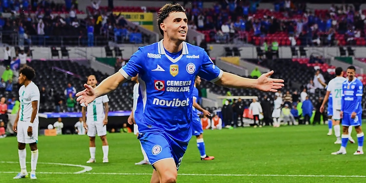 EL ARGENTINO José Paradela anotó al minuto 89 el único gol con
el que Cruz Azul derrotó a Santos en el Estadio Azteca. La Máquina
se metió a zona de Liguilla al ascender al sexto puesto de la Liga MX
