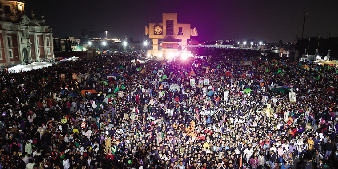Miles de feligreses al reunirse ayer en la Basílica de Guadalupe para celebrar el 494 aniversario de la aparición de la Virgen María.