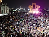 Miles de feligreses al reunirse ayer en la Basílica de Guadalupe para celebrar el 494 aniversario de la aparición de la Virgen María.