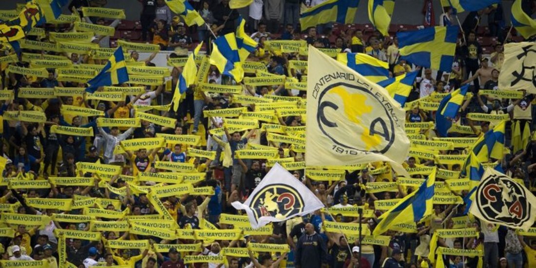 Aficionados del América en un partido de la Liga MX
