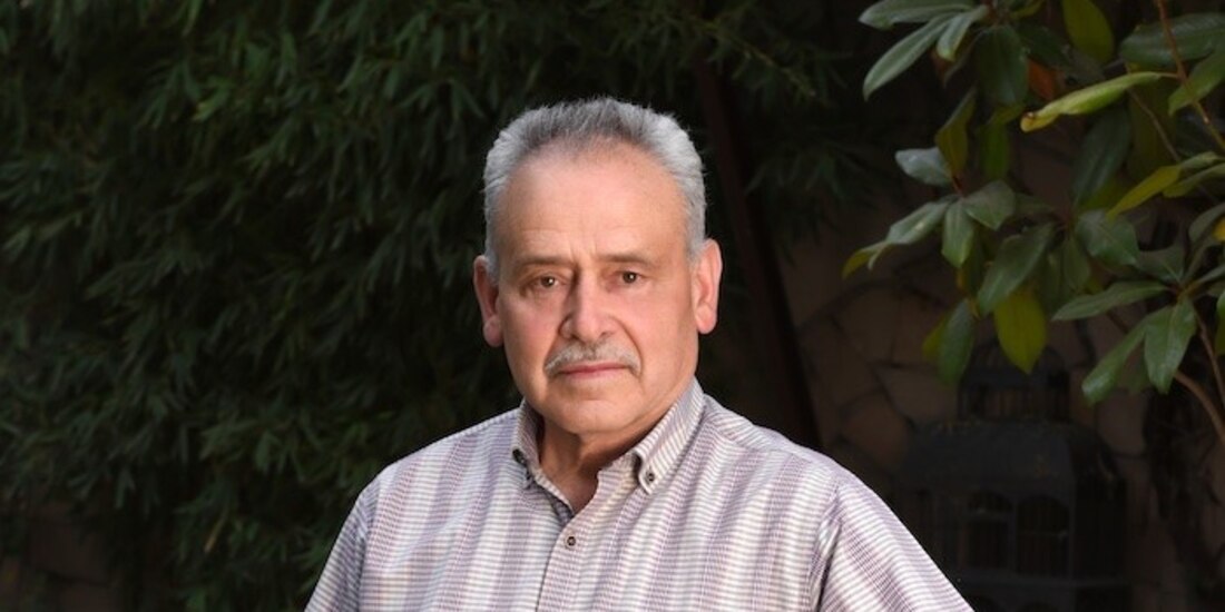 El autor muestra la reciente edición de su libro.