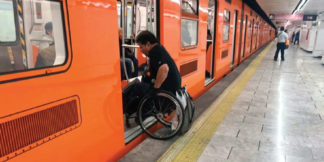 Javier Pantoja aborda un convoy, ayer, en la estación Moctezuma de la Línea 1.