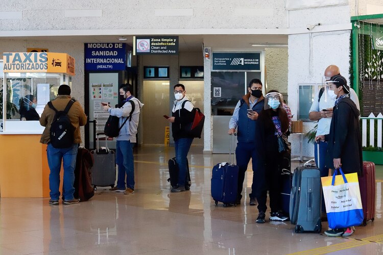 A partir de hoy, los aeropuertos de Guadalajara, Tijuana, Los Cabos, Puerto Vallarta, Guanajuato, Hermosillo, Mexicali, Morelia, La Paz, Aguascalientes, Los Mochis y Manzanillo realizarán test para viajar a EU, con un costo de hasta mil 450 pesos.FOTO: MIREYA NOVO/CUARTOSCURO.COM