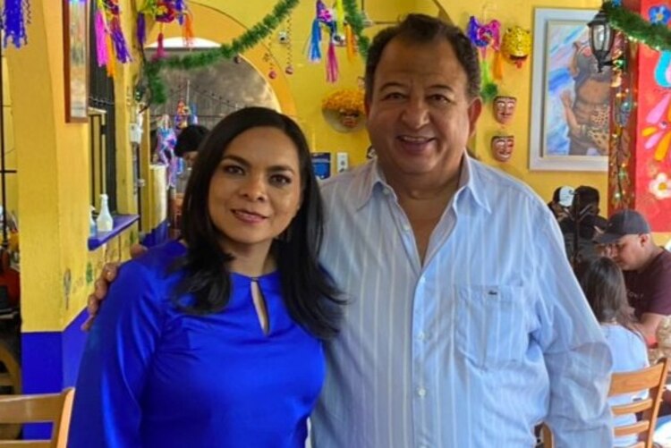 Walton con la aspirante Beatriz Mojica Morga.