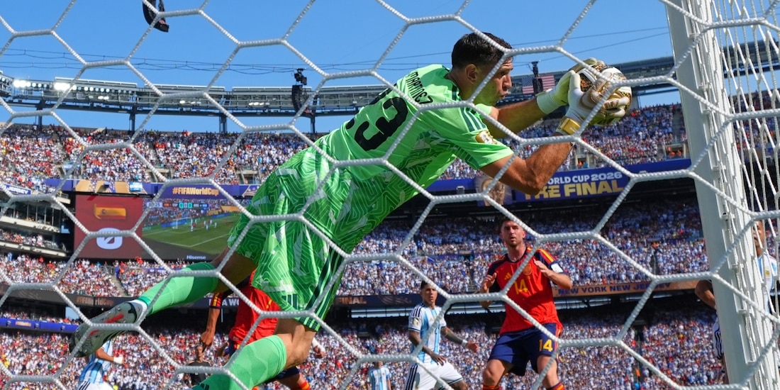 Las grandes atajadas del Dibu Martínez que mantienen viva a Argentina ante España (VIDEO) - La Razón de México
