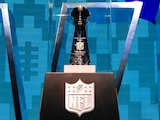 El trofeo Vince Lombardi que recibe el campeón del Super Bowl de la NFL.