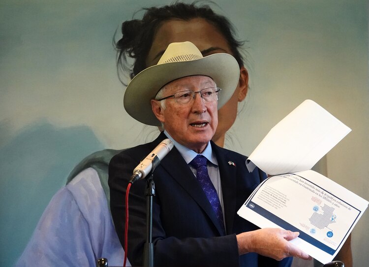 El embajador Ken Salazar en conferencia de prensa.