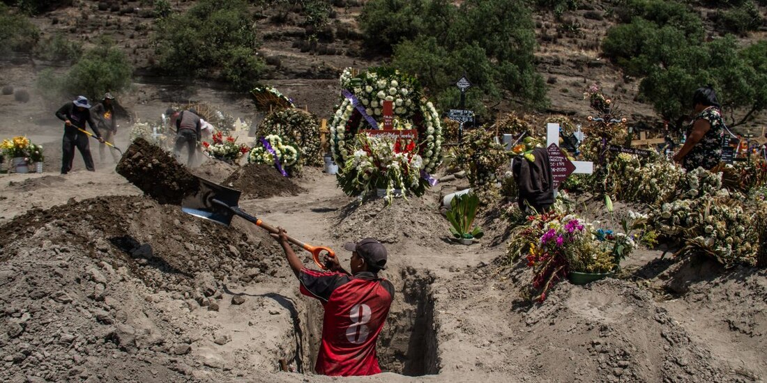 Un hombre cava una fosa en el panteón de Chalco.