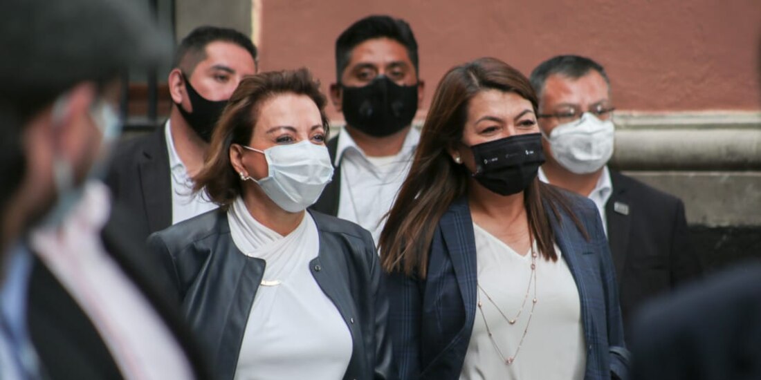 Guadalupe Saldaña Cisneros (cubrebocas negro) y Guadalupe Murguía, el martes, en la casona de Xicoténcatl, ambas decidieron no participar en el acto de los senadores del PAN.