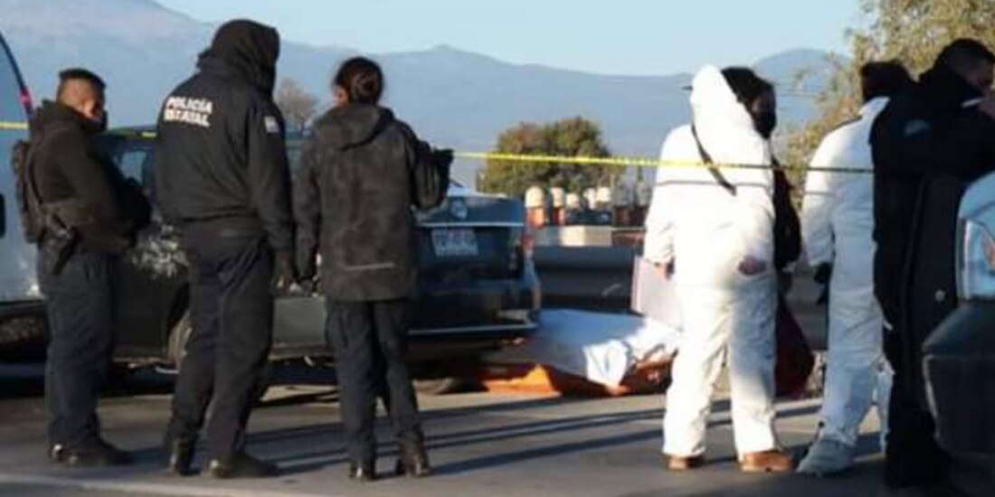 Policías municipales detuvieron a un hombre identificado como Ricardo "N" de 16 años, y a Guadalupe "N" de 25 años, quienes viajaban en un vehículo presuntamente desde la Ciudad de México.