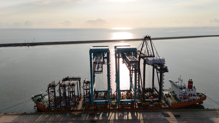 Hutchison Ports ICAVE incorpora tecnología eléctrica para optimizar el apilamiento de carga en patio.