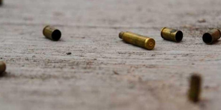 El agresor entró al negocio con casco, se acercó al político y accionó el arma