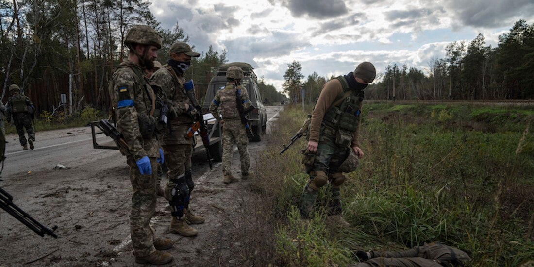 Militares ucranianos recorren la zona recuperada de Liman en busca de víctimas o cadáveres, ayer.