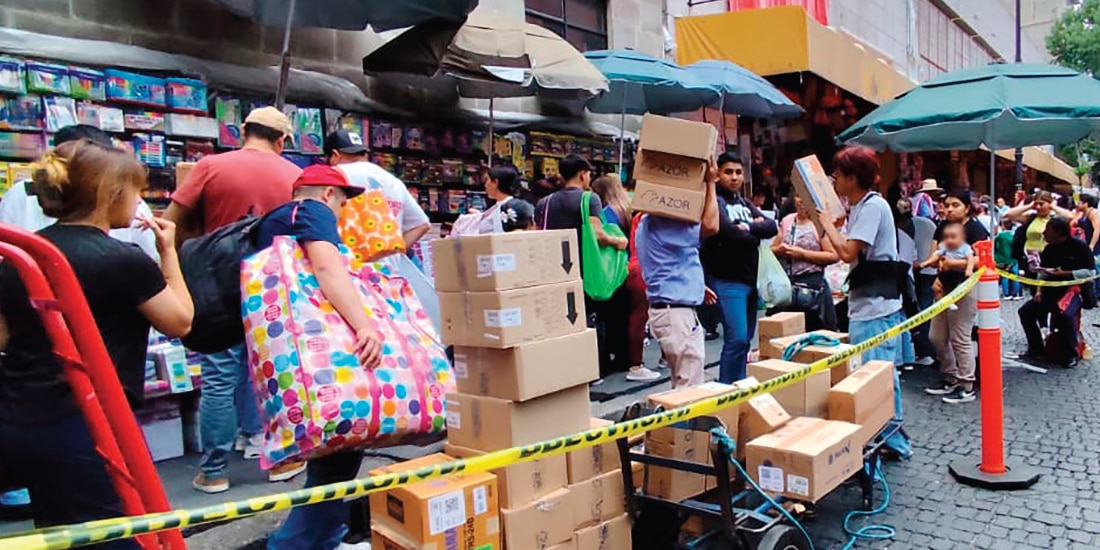 LOS COMERCIANTES ocupan banquetas y superficie de rodamiento vehicular.