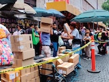 LOS COMERCIANTES ocupan banquetas y superficie de rodamiento vehicular.