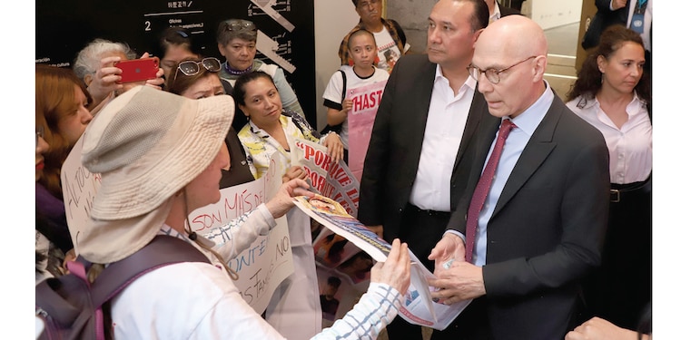 FAMILIARES de personas desaparecidas increpan a Volker Türk a su salida del Centro Cultural España, el martes.