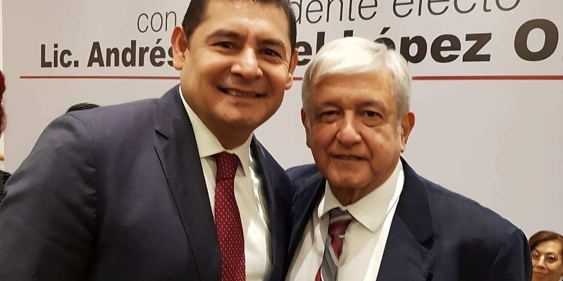 El senador Alejandro Armenta con AMLO.