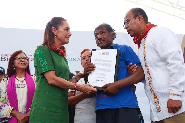 La Presidenta con un habitante de Atenco.