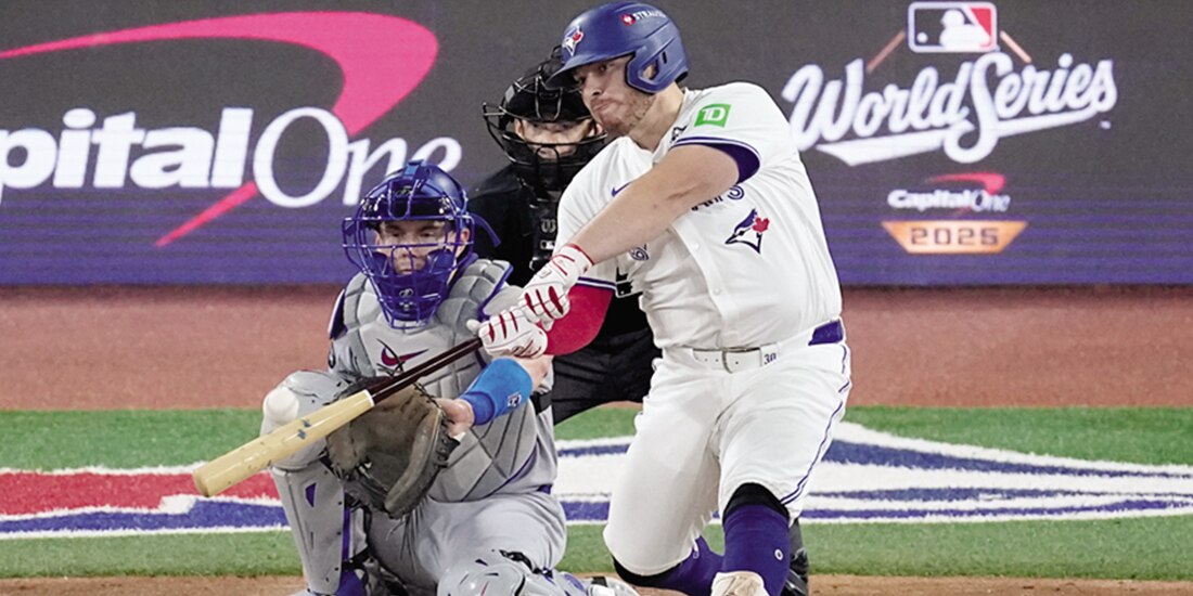 Alejandro Kirk conecta un home run contra Los Dodgers en la sexta entrada en el Rogers Centre, anoche.