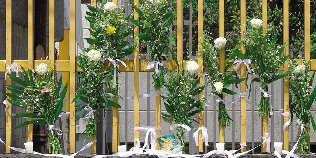 La comunidad universitaria colocó ayer un altar de flores y listones en el CCH Sur en memoria del estudiante Jesús Israel.