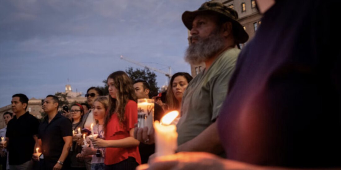 Personas oran por las víctimas de las inundaciones mortales en Hunt, Texas, ayer.