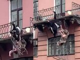 Pareja discute en balcón y cae de segundo piso en Rusia