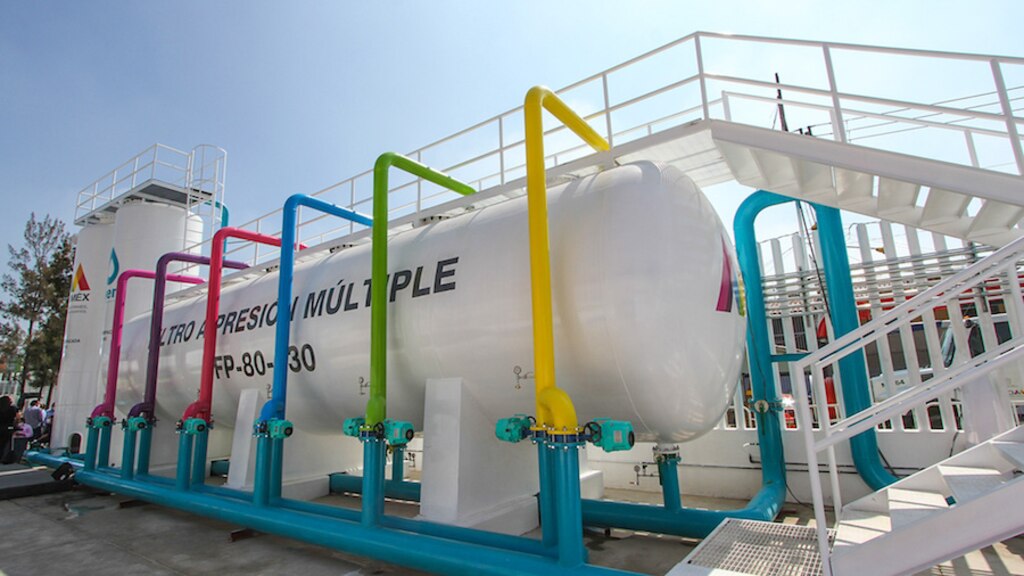 A la izq. el tanque de almacenamiento de agua potable, en Huixquilucan, y a la der. la red hidráulica de Nezahualcóyotl.