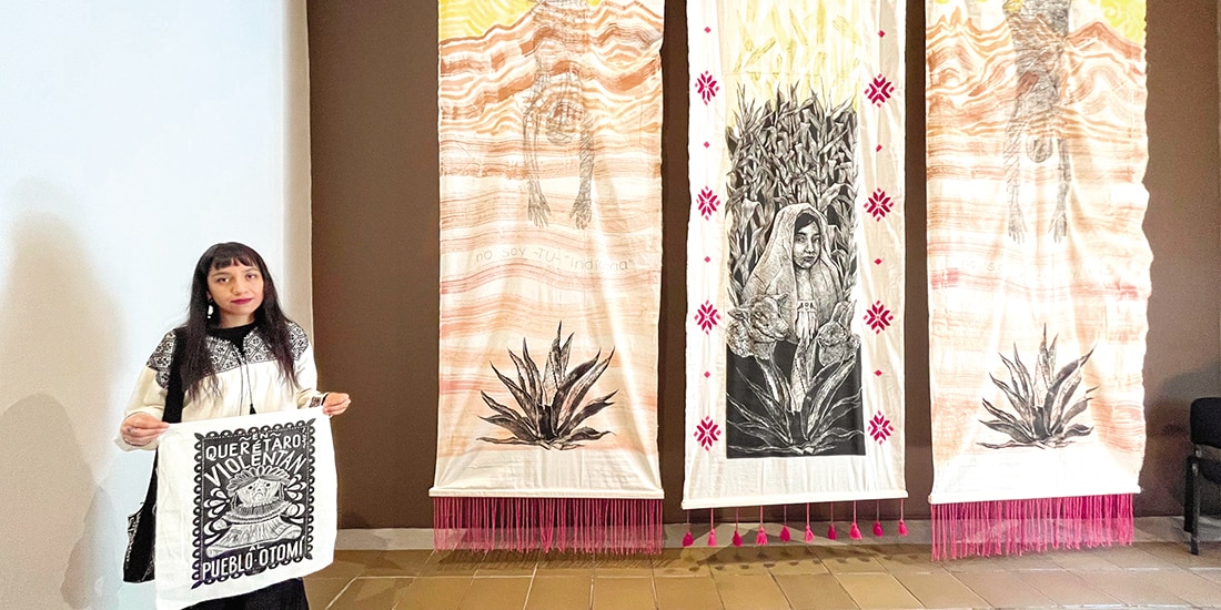 Alix Yolitzin, junto a su obra en el Museo
de la Estampa.