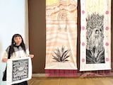 Alix Yolitzin, junto a su obra en el Museo
de la Estampa.