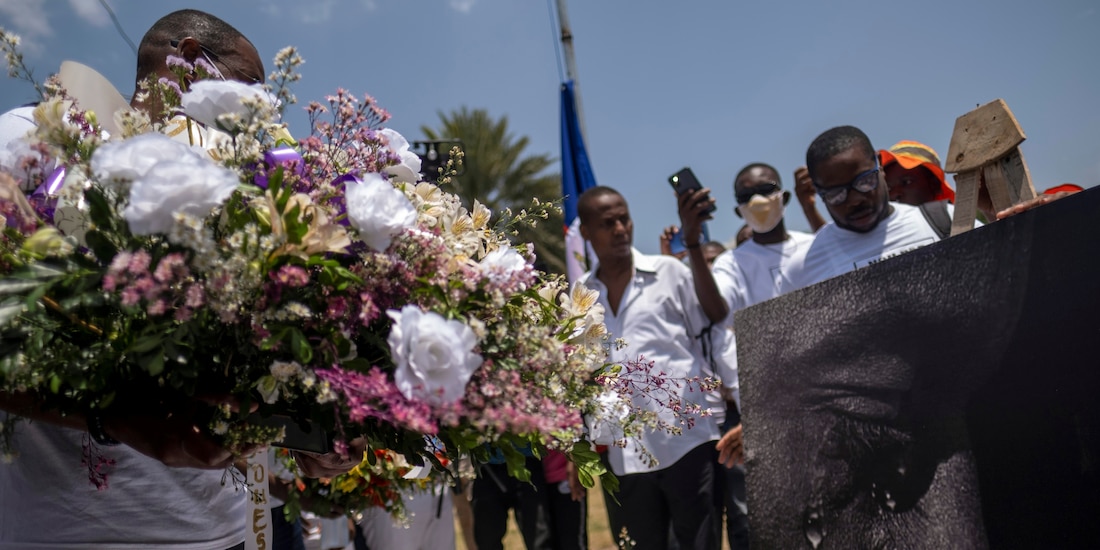 Residentes de Haití rinden homenaje al Jovenel Moïse, presidente asesinado.