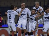Jugadores de Pumas celebran una anotación en el partido ante Cruz Azul.
