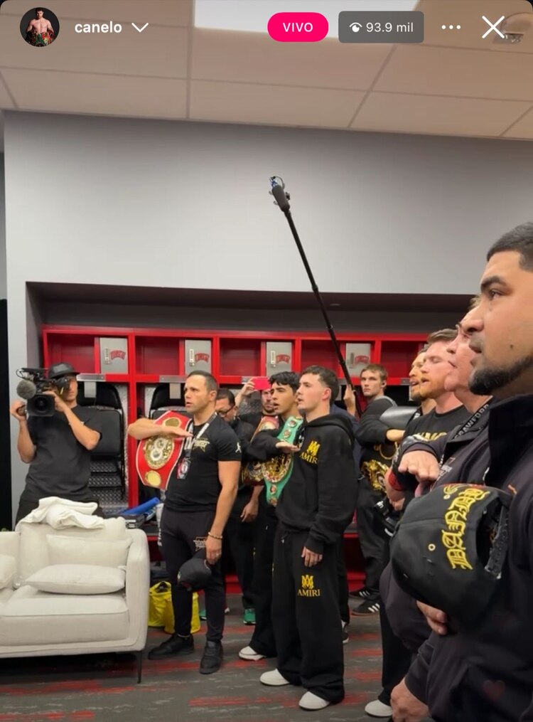 De esta forma se entonó el himno nacional en el vestidor del Canelo Álvarez.