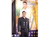 Carlos Rivera, junto a su mural en el Salón Tenampa.