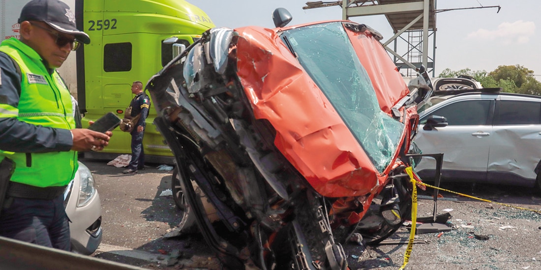 DOS VEHÍCULOS particulares impactados por el tráiler sin control, de siete siniestrados en el percance.