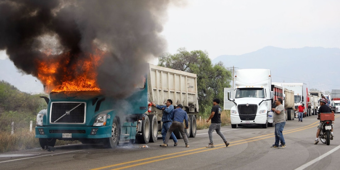 Profesores de la CNTE apedrearon e incendiaron un vehículo