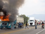 Profesores de la CNTE apedrearon e incendiaron un vehículo