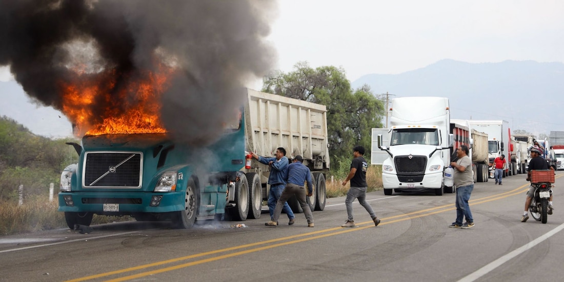 Profesores de la CNTE apedrearon e incendiaron un vehículo el miércoles 28 de mayo.