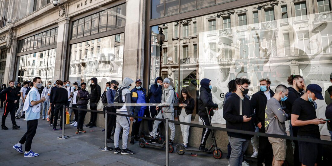 Una fila de gente espera para entrar a la tienda Niketown, en Londres