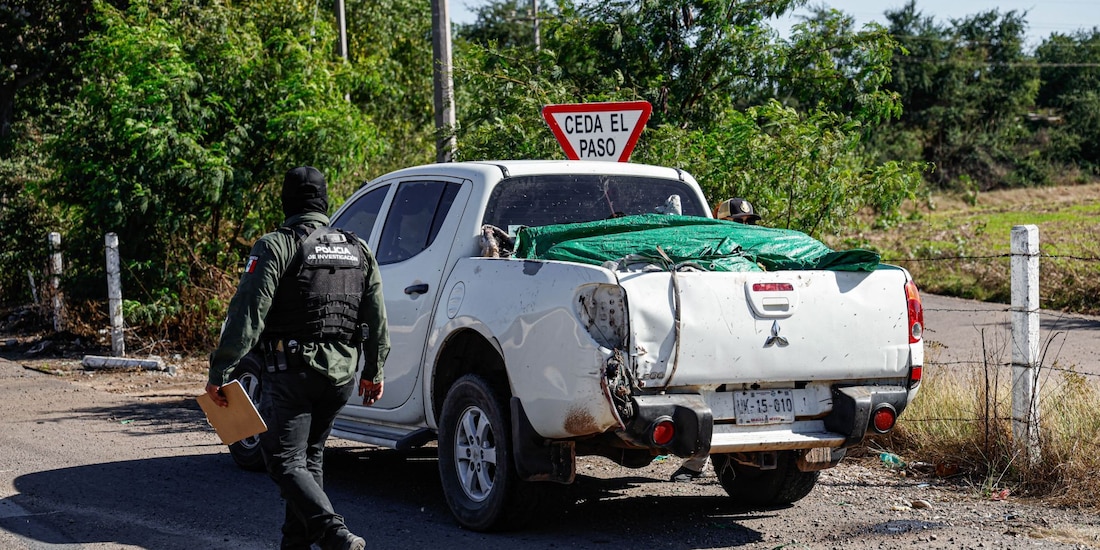Fueron localizados cinco cuerpos sin vida dentro de una camioneta abandonada en Sinaloa.