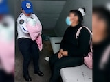 Auxilian a mujer desmayada y su hijo en Metro CDMX.