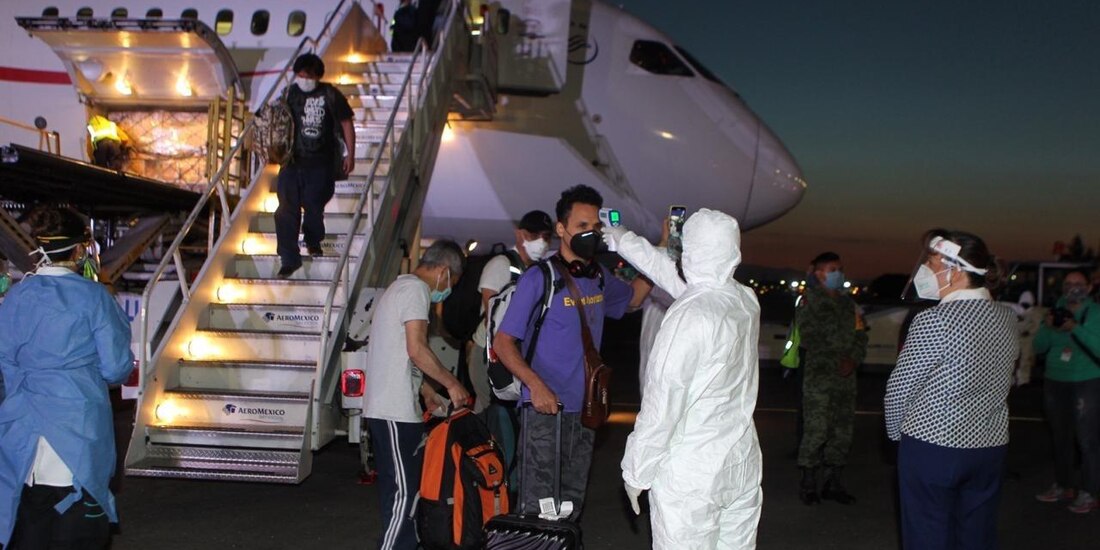 En el vuelo también llegaron 65 ventiladores, 4 mil 500 caretas protectoras, 7 mil 200 trajes de protección y protección de calzado, 5 mil 40 googles y 19 mil 200 mascarillas quirúrgicas.