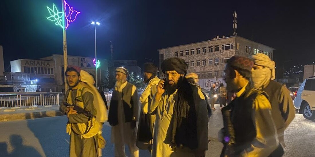 Los combatientes talibanes toman el control del palacio presidencial afgano después de que el presidente afgano Ashraf Ghani huyera del país, en Kabul, Afganistán, el domingo 15 de agosto de 2021 (AP Photo / Zabi Karimi).