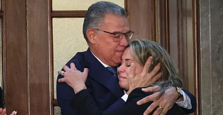 Abrazo de Enrique Márquez y Alejandra González