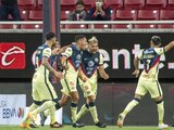 Futbolistas del América festejan un gol en el Torneo Guard1anes 2021 de la Liga MX.