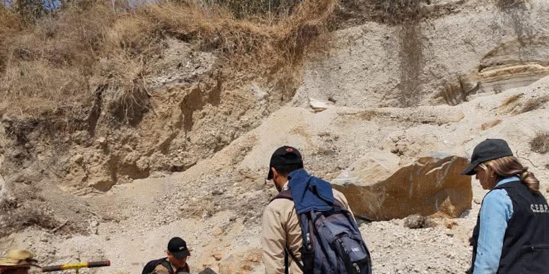 Peritos de la FGE-Nayarit excavan en una fosa clandestina encontrada en Tepic en mayo del 2023.