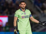 Jesús Corona se lamenta durante un partido del Cruz Azul en la Liga MX.