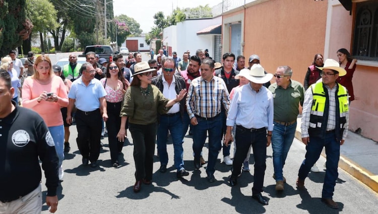Las cuadrillas comunitarias del municipio de Ecatepec aportaron su esfuerzo para el embellecimiento y colocación de concreto en la zona de Las Parcelas.