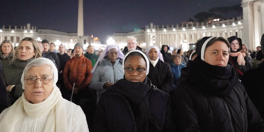 Religiosas y creyentes se unen al rezo del Santo Rosario para pedir por la salud de Francisco I, ayer en la Basílica de San Pedro.