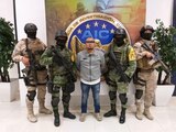 FUerzas federales y estatales presentan a El Marro, líder del Cártel de Santa Rosa de Lima, tras ser aprehendido.